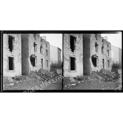 Pompey, façade d'habitation touchée par une bombe. [légende d'origine]
