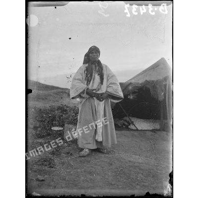 Un indigène du souk de Dar Bel Hamri. [légende d’origine]