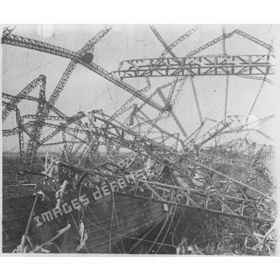 Le zeppelin L85 qui a été abattu dans la nuit du 5 mai 1916 à 2h30 du matin, dans les marais, à l'embouchure du Vardar. Photo prise le 5 mai à 8 heures du matin. [légende d'origine]