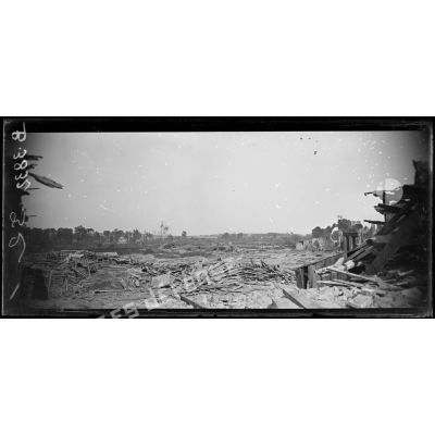 Panorama de Biaches (Somme), à g. dans les arbres maison occupée par les allemands, au fond au centre, Péronne, le beffroy. [légende d’origine]