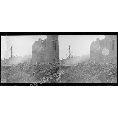 Biaches (Somme), écrasement d’un obus près de la place de la mairie. [légende d’origine]