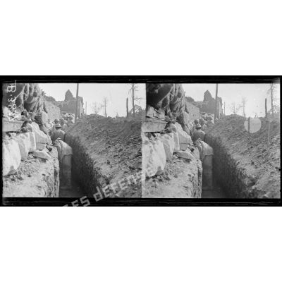 Biaches (Somme), tranchée française dans le village à 30 m. des allemands. [légende d’origine]