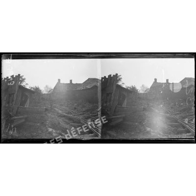 Ruines dans le village de Biaches (Somme). Vue prise après l’éclatement d’un obus dans le village. [légende d’origine]