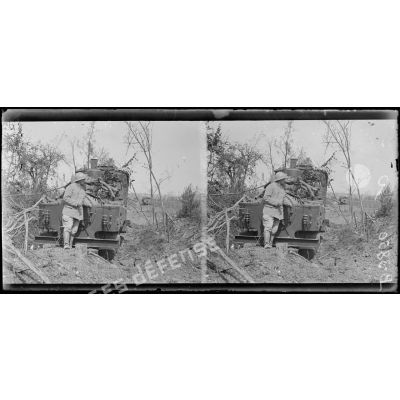 Bois de Biaches (Somme), locomotive allemande endommagée par les obus français. [légende d’origine]