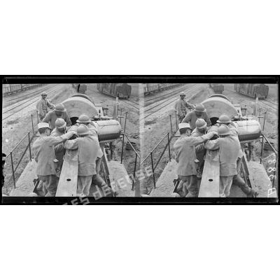 Le Petit-Blangy. Gare de ravitaillement en munitions de grosse artillerie. Canon de 305 mm sur voie ferrée. Le chargement. [légende d'origine]