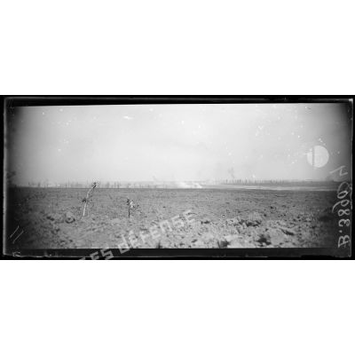 Eclatement d’obus sur les tranchées allemandes du bois des Croisettes avant l’attaque du 12-08, à gauche le bois d’Hem. [légende d’origine]