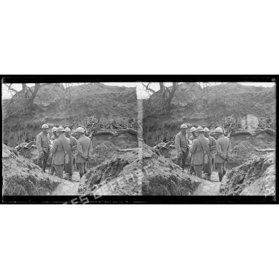 Devant le bois des Croisettes, tranchée Tatoï, état-major du 3e bataillon du 60e régiment d’infanterie, 1/4 d’heure avant l’attaque. [légende d’origine]