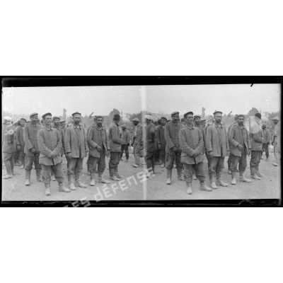 Moulin de Fargny. Prisonniers allemands faits au bois Croisette. [légende d'origine]