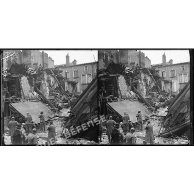 Nancy, des soldats déblayent les décombres d'un immeuble détruit rue Bénie. [légende d'origine]