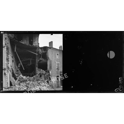 Nancy, maison de la rue Saint-Nicolas soufflée par une bombe. [légende d'origine]