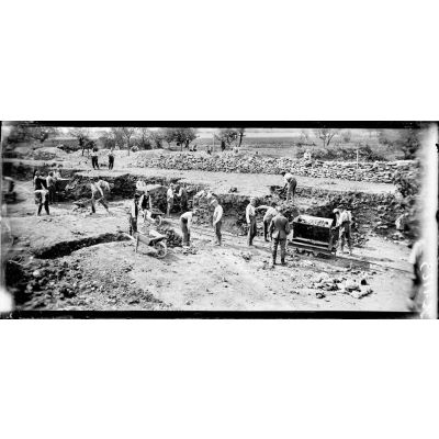 Près de Grimaucourt-près-Sampigny (Meuse). Bois de Girouet. Prisonniers allemands faits dans la Somme continuant une route à l'arrière de Grimaucourt à Mesnil-aux-Bois. [légende d'origine]