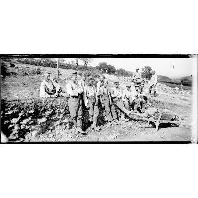 Près de Grimaucourt-près-Sampigny (Meuse). Bois de Girouet. Prisonniers allemands faits dans la Somme continuant une route à l'arrière de Grimaucourt à Mesnil-aux-Bois. Prisonniers âgés de 17 ans. [légende d'origine]