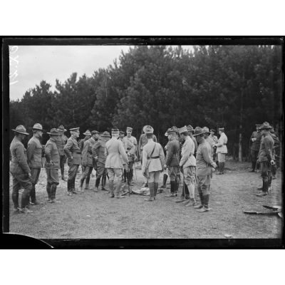 Près de Gondrecourt (Meuse). Le général Pétain visite un cantonnement américain. [légende d'origine]