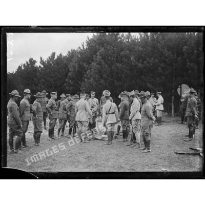 Le général Pétain visite le camp de la 1re division d'infanterie américaine à Gondrecourt en compagnie du général Pershing.
