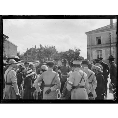 Gondrecourt (Meuse), le général Pétain visite un cantonnement américain. [légende d'origine]