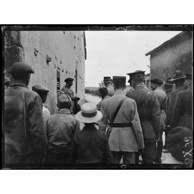 Près de Gondrecourt (Meuse). Le général Pétain visite un cantonnement américain. [légende d'origine]