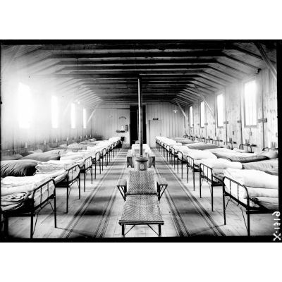 Loxéville (Meuse). L'hôpital d'évacuation. Vue intérieure de la baraque Benardot de blessés hospitalisés avec lits "Pardon". [légende d'origine]