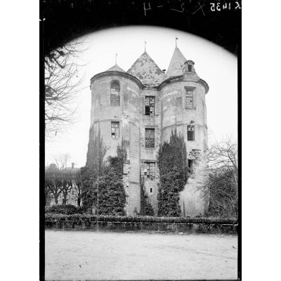 Vic-sur-Aisne (Aisne). Le donjon du château. [légende d'origine]