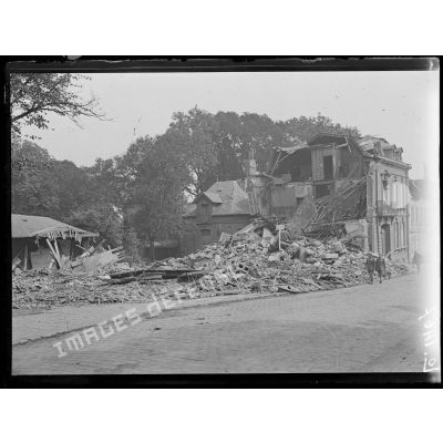 Abbeville, maisons bombardées près du canal. [légende d'origine]