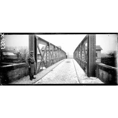 Verberie (Oise). Poste de G. V. C.. Sentinelle gardant un pont sur lequel il ne passe plus de trains depuis six mois. [légende d'origine]
