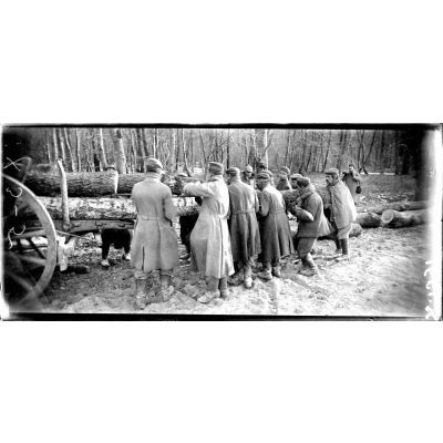 Forêt de Compiègne (Oise). Prisonniers allemands chargeant sur voitures des troncs d'arbres. [légende d'origine]