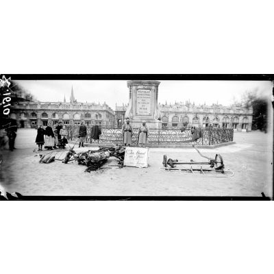 Nancy (Meurthe-et-Moselle). Débris d'un avion allemand abattu le 14 avril 1917 par un observateur du ballon captif "Montenoy" exposés sur sur la place Stanislas. [légende d'origine]