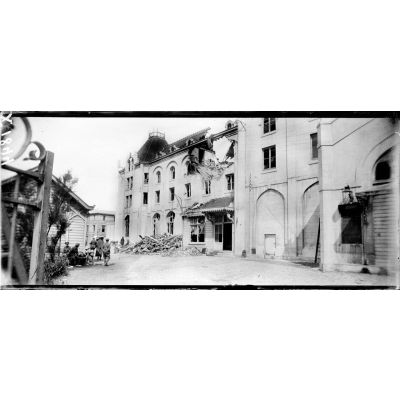 Malo-les-Bains, effet d'un obus sur le casino (2 juillet 1917). [légende d'origine]