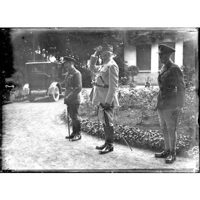 Le roi George V, le général François Anthoine et le prince de Galles devant le quartier général de la 1re armée à Rexpoëde. [légende d'origine]