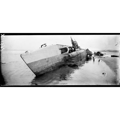 Wissant (Nord), le sous-marin allemand UC-61 échoué et détruit par l'équipage allemand. [légende d'origine]