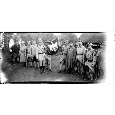 Sillé-le-Guillaume (Sarthe), revue du du 1er bataillon polonais passé par le général Archinard. Le drapeau polonais offert par les dames de Bayonne. [légende d'origine]
