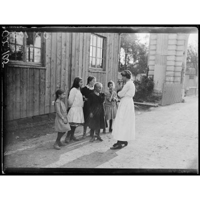 Blérancourt, enfants du pays éprouvés venant chercher des chaussures à l'oeuvre Pierpont-Morgan. [légende d'origine]