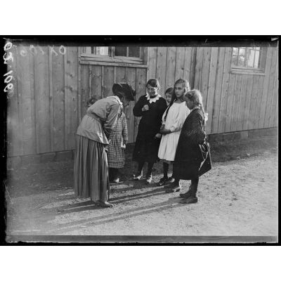 Blérancourt (Aisne). Enfants du pays éprouvés venant chercher des chaussures à l'oeuvre Pierpont-Morgan. [légende d'origine]