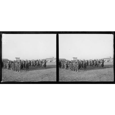 Salonique. 15 h. Le 2e régiment de zouaves arrive sur le camp d'aviation où il va dresser ses tentes. [légende d'origine]