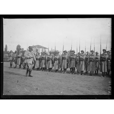Salonique. Au Champ de Mars, remise de décorations, les troupes rendent les honneurs au Général Guillaumat. [légende d'origine]
