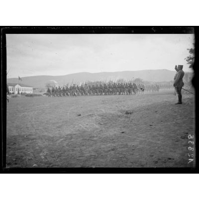 Salonique. Au Champ de Mars, remise de décorations, les troupes défilent devant le Général Guillaumat. [légende d'origine]