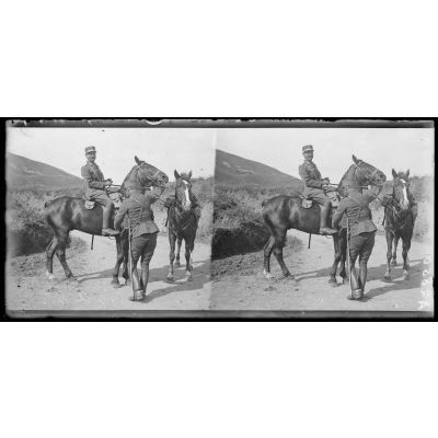 Naresch. Revue des troupes grecques, après la revue, le Général Négropontis monte à cheval. [légende d'origine]