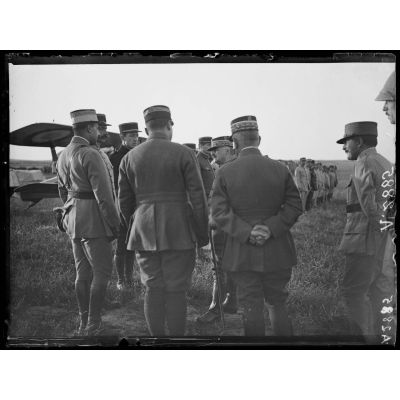 Gorgopi. Au camp d'aviation, le Général Franchet d'Espèrey passe les aviateurs en revue. [légende d'origine]