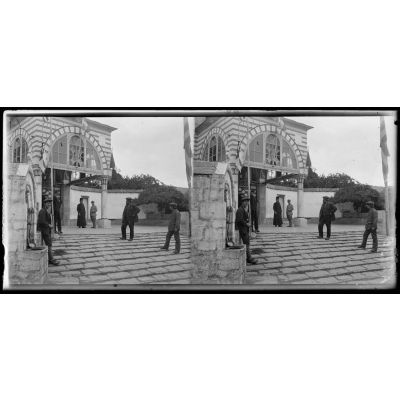 Vatopedi. Porte monumentale du couvent pavoisée aux couleurs alliées. [légende d'origine]
