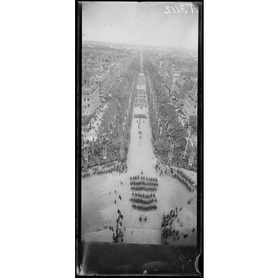 14 juillet Paris 1919. Vue du défilé prise de l'Arc de Triomphe. [légende d'origine]