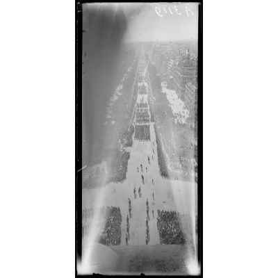 14 juillet Paris 1919. Vue du défilé prise de l'Arc de Triomphe. [légende d'origine]