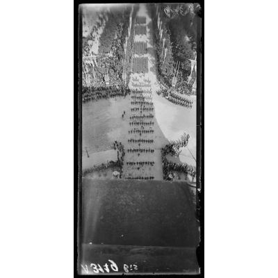 [14 juillet Paris 1919. Vue du défilé prise de l'Arc de Triomphe].