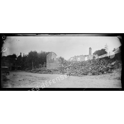 Nesle (Somme). les ruines de l'église. L'explosion a eu lieu trois jours après le départ des Allemands. [légende d'origine]