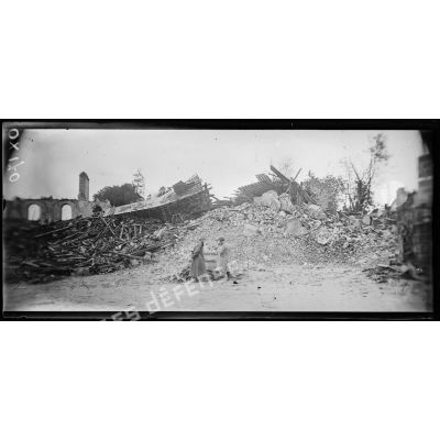 Nesle (Somme). Les ruines de l'église. L'explosion à eu lieu trois jours après le départ des allemands. [légende d'origine]