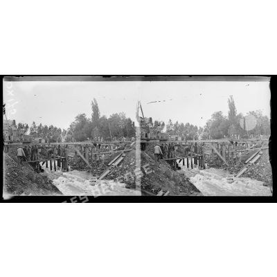 Ham (Somme). Construction d'un pont sur la Somme par le 7e Génie, compagnie 203, pour le passage de l'artillerie lourde. [légende d'origine]