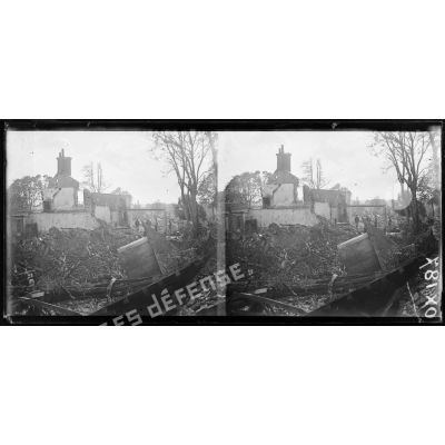 Sancourt (Somme). Le château Lebaudy, dynamité par les allemands à l'aide de deux mines. Le château a été habité par le général allemand Van Hutier. L'ensemble des ruines. [légende d'origine]