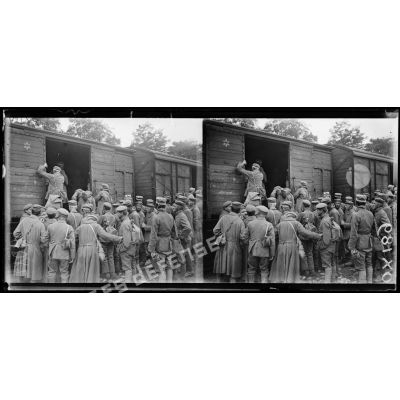 Grandvilliers (Oise). Prisonniers allemands venant d'un lazaret après une quarantaire sanitaire embarquant pour Rouen. [légende d'origine]