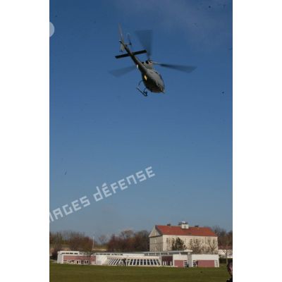 Poser d'entraînement d'un hélicoptère Fennec de l'armée de l'Air sur la DZ (dropping zone ou zone de poser) devant la médiathèque de l'ECPAD (Etablissement de communication et de production audiovisuelle de la Défense) au fort d'Ivry-sur-Seine.