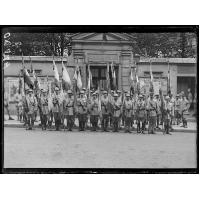 Paris 14 juillet. Les drapeaux du 8e corps d’armée : ensemble. [légende d'origine]