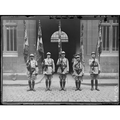 Paris 14 juillet. 2e corps. Le drapeau du 51e RI décoré de la Légion d’honneur. [légende d'origine]