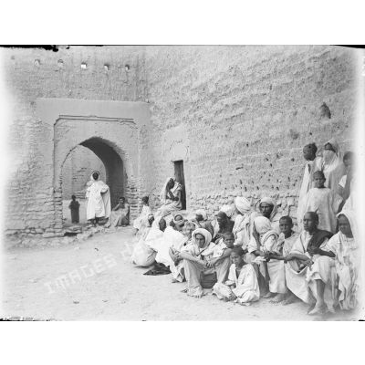 653. Porte d'entrée du ksar d'Oudadhir. [légende d'origine]